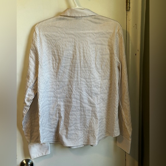 White button down stretch blouse with gold pinstripe like new - Picture 6 of 6